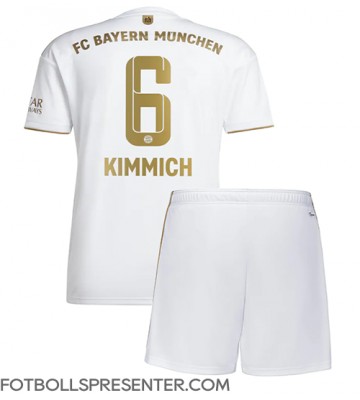 Bayern Munich Joshua Kimmich #6 Bortatröja Barn 2022-23 Kortärmad (+ korta byxor)